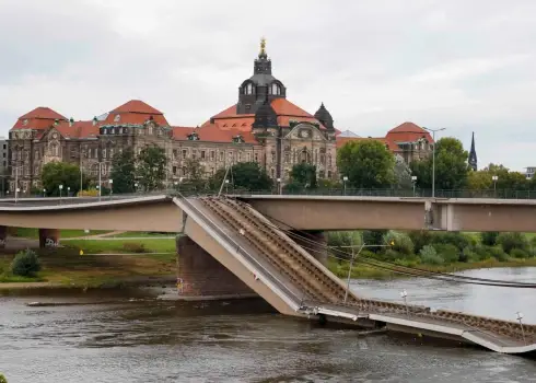 Drēzdenē sabrucis Karolas tilts pār Elbu; 11.09.2024.