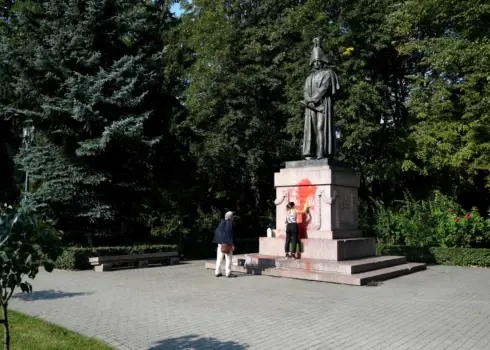 Apķēpāts piemineklis ģenerālfeldmaršalam Mihailam Barklajam de Tolli Esplanādē