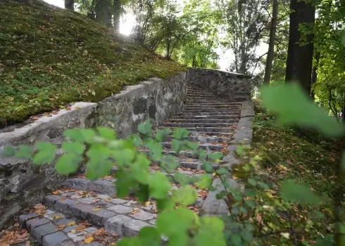 Arkādijas parkā atjaunots “Mīlestības kalniņš”