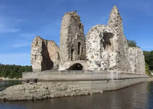 Neparasti skati Koknesē pēc ūdens līmeņa pazemināšanas Daugavā