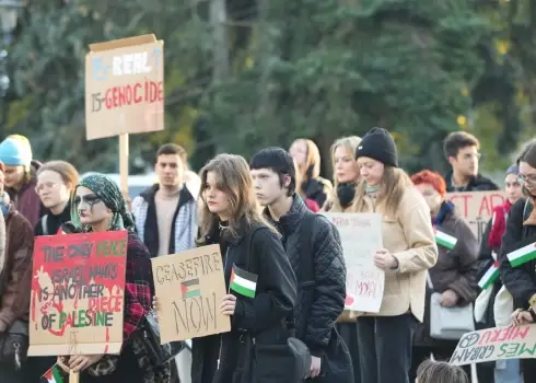 Esplanādē cilvēki ar plakātiem un karogiem piemin Palestīnas civiliedzīvotāju upurus