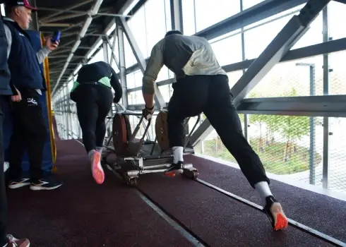 Bobsleja treniņš jaunajā starta estakādē vieglatlētikas manēžā Daugava 7.oktobrī.