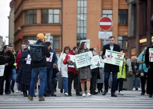 Ļaudis dodas gājienā pret ieceri samazināt iemaksas pensiju otrajā līmenī