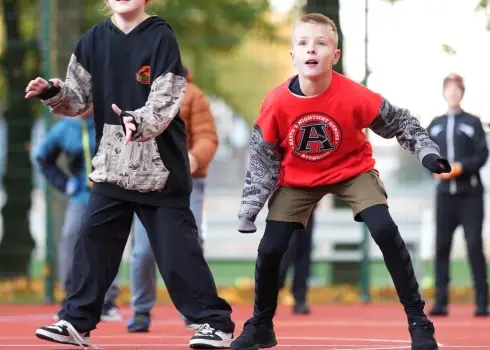 Rīgas 63. pamatskolā atklāts moderns sporta laukums