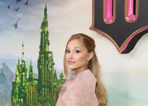 Dziedātāja Ariana Grande mūzikla "Ļaunā” pirmizrādē