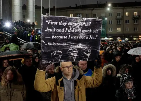 Antisemītisma ēna Lietuvas politikā: tūkstošiem protestē pie Seima