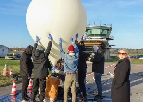 Ventspils Augstskolas studenti gaisā veiksmīgi palaiž stratosfēras zondi 