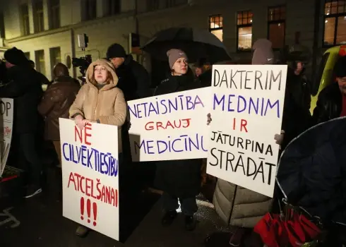 "Suverēnā vara" piketē ārsta Edgara Medņa atbalstam pie Latvijas Ārstu biedrības ēkas; 26.11.2024.