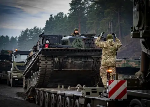 Latvie ieradušies jaunie "Leopard 2PL" tanki