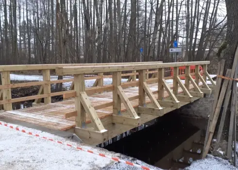 Mārupītes mežaparkā uzbūvēts jauns tiltiņš