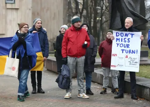 Jaunieši protestā pie Kongresu nama pauž atbalstu Gruzijai cīņā par demokrātiju