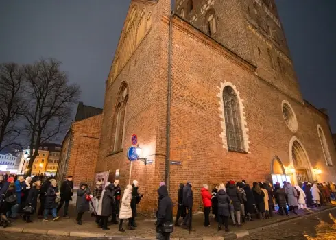 Ļaudis dodas baudīt “Ziemassvētku prelūdiju” Doma baznīcā