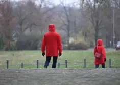 Arvien vairāk jaunu cilvēku visā pasaulē nespēj ieņemt vai iznēsāt bērnu. Kas noticis ar mūsu auglību?