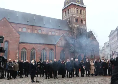 Doma laukumā iededz barikāžu piemiņas ugunskuru un atklāj izstādi