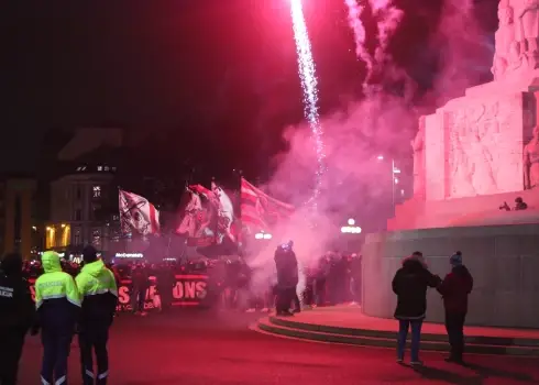 Amsterdamas "Ajax" fani sarīko uguņošanu pie Brīvības pieminekļa; 23.01.2025.