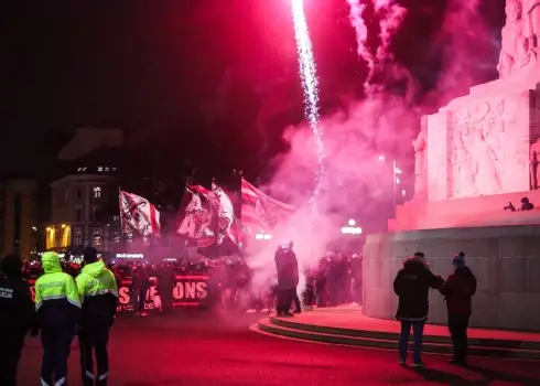 Amsterdamas "Ajax" fani sarīko uguņošanu pie Brīvības pieminekļa; 23.01.2025. 