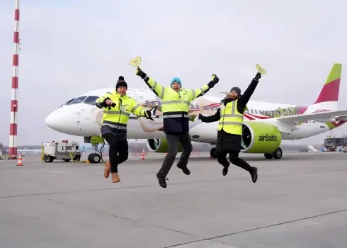 "airBaltic" saņēmusi 50. "Airbus A220-300" lidmašīnu ar īpašo krāsojumu