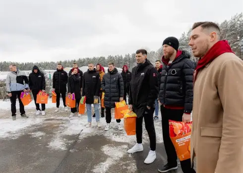 Latvijas vīriešu basketbola izlases spēlētāji viesojas "Ādažu" čipsu ražotnē