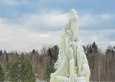 Ledus skulptūra Aronas pilskalnā