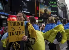 FOTO: pēc Trampa un Zelenska debatēm simtiem cilvēku ASV izgājuši ielās, paužot atbalstu Ukrainai