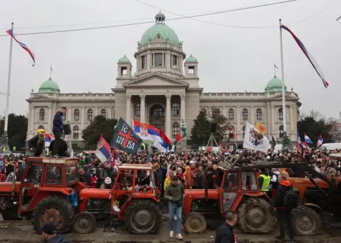 Liesmas, traktori un ievainotie – Serbijas ielās desmitiem tūkstošu protestantu pieprasa taisnīgumu