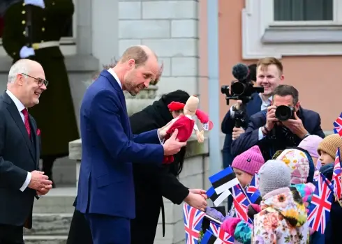 Velsas princis Viljams apmeklē Igauniju un no bērniem saņem aizkustinošu dāvanu; 20.03.2025.