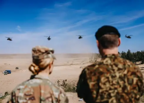 ASV uzbrukuma helikopteri "Apache" Ādažos veic kaujas šaušanu