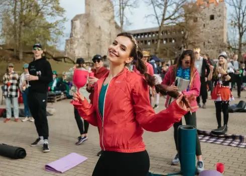 Ar krāšņiem tērpiem un koncertiem aizritējis otrais Vīna pārgājiens Siguldā