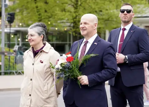 Svinīgā ziedu nolikšanas ceremonija pie Brīvības pieminekļa Latvijas Neatkarības atjaunošanas 35. gadadienā