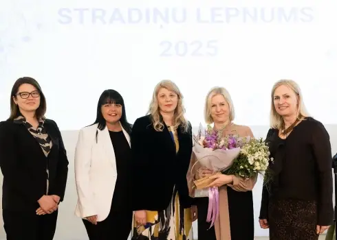 Apbalvo labākās Stradiņa slimnīcas māsas un vecmātes