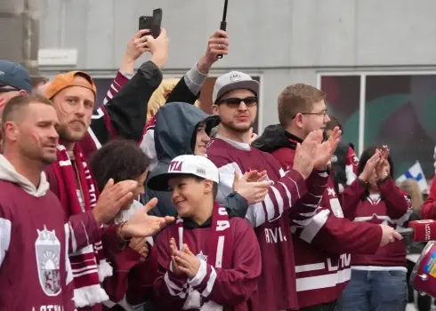 Latvijas hokeja fani Stokholmā pirms spēles ar Somiju