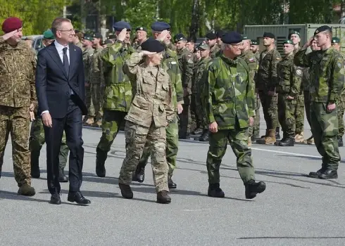 Ādažos sagaida Viņa Majestāti Zviedrijas karali Kārli XVI Gustavu
