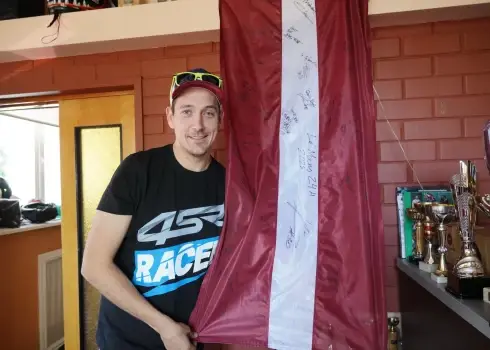 Ciemos pie motosportista Garija Rožkalna