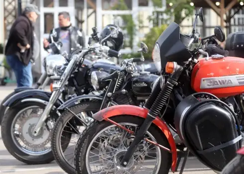 "Retro moto" un "City Jazz Riga" Āgenskalna tirgus sezonas atklāšanā