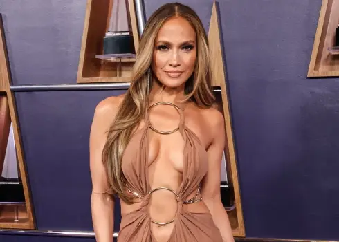 Dženifera Lopesa žilbina “American Music Awards” vakarā 2025. gada 26. maijā