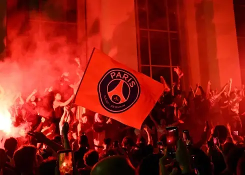 Parīze sarkana no dūmiem un uguņošanas – PSG fani svin uzvaru