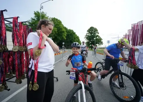 Lielie un mazie sēžas uz velosipēdiem "Toyota" Rīgas velomaratonā; 01.06.2025.