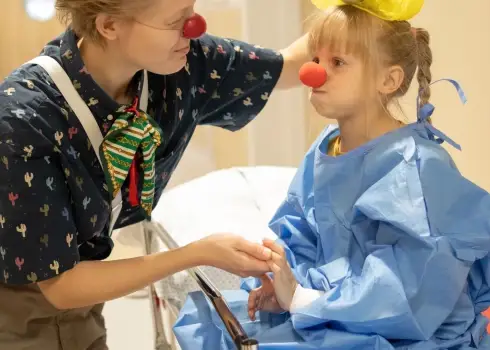 Dakteri klauni iepriecina Latvijas bērnus