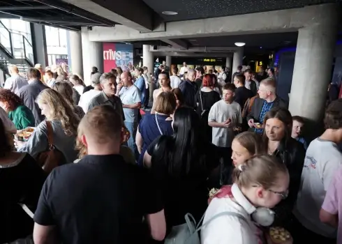 Pirms Dziesmu un deju svētkiem uz otrās sezonas pirmizrādi pulcē seriāls "Kolektīvs" 
