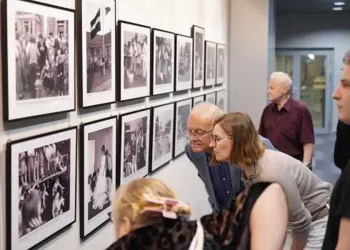 Fotogrāfiju izstādes “Blezūra skats. Latviešu dzīve Lielbritānijā, 1960.-80. gadi” atklāšana muzejā un pētniecības centrā “Latvieši pasaulē; 05.06.2025.
