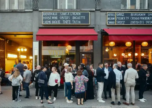 Rīgas centrā atklāj jaunu telpu maltīšu un mākslas baudīšanai - bāru "brasserie VIVIEN" un mākslas galeriju "METRO"