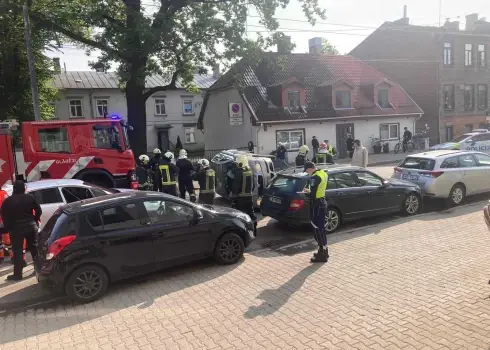 Tallinas ielā Rīgā uz ceļa apgāzusies automašīna