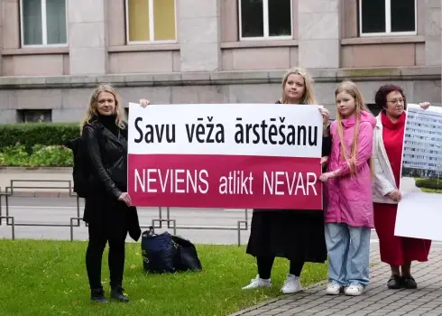 Piketā pie valdības ēkas prasa noteikt skaidru termiņu Onkoloģijas centra rekonstrukcijai