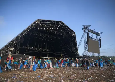 Plastmasas okeāns un atkritumu kaudze – rīts pēc Glastonberijas festivāla 