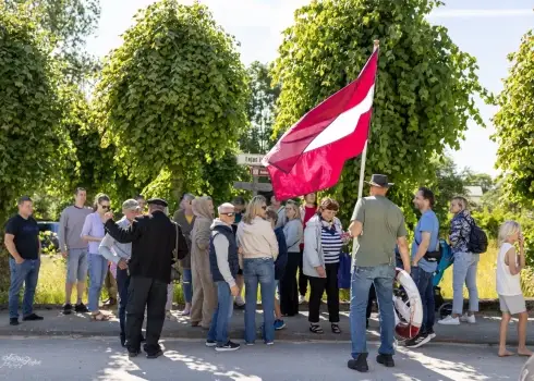 Pāvilostā iedzīvotāji protestē pret vēja parka būvniecību Sakas pagasta mežos