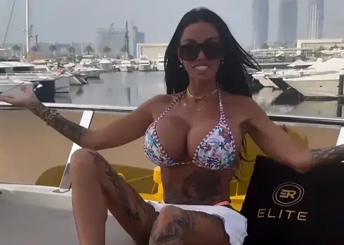 Keitija Praisa atpūšas Dubaijā