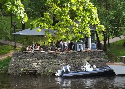 Rīdzinieki un pilsētas viesi bauda karsto laiku