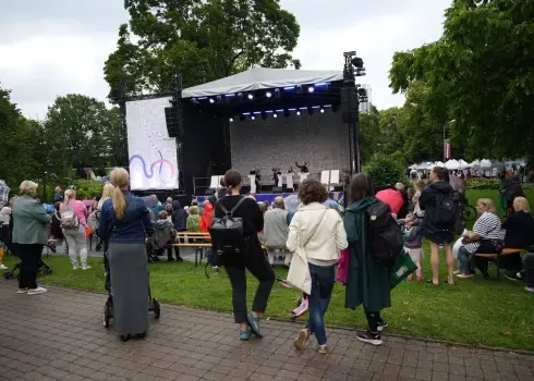 Vērmanes dārzā ļaudis piedalās XIII Latvijas skolu jaunatnes dziesmu un deju svētku pasākumos; 07.07.2025.