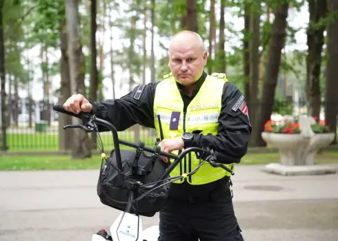 Dziesmu un deju svētkos Valsts policija patrulēs uz Latvijā ražotiem elektroskūteriem