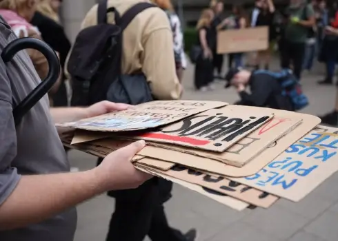 Protests pie Augstākās tiesas pret aktīvistu brīvības ierobežošanu